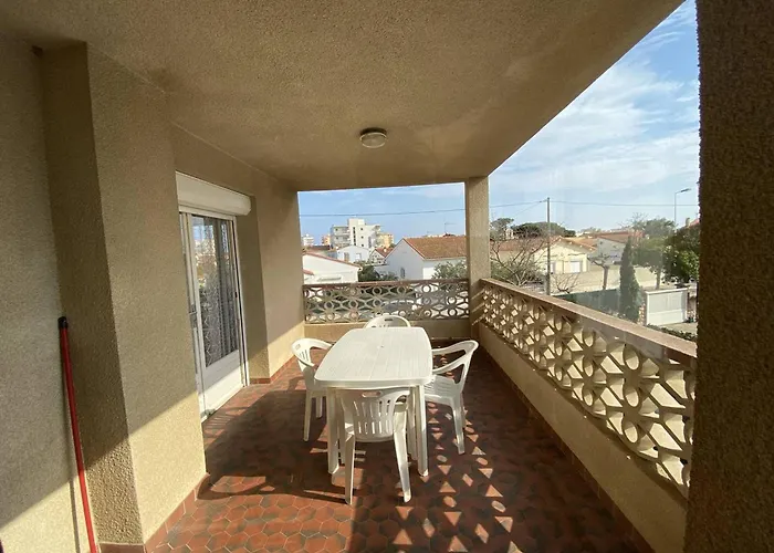 Appartement 3 Pièces Avec Terrasse Et Parking à Canet-plage - Fr-1-696-101 *